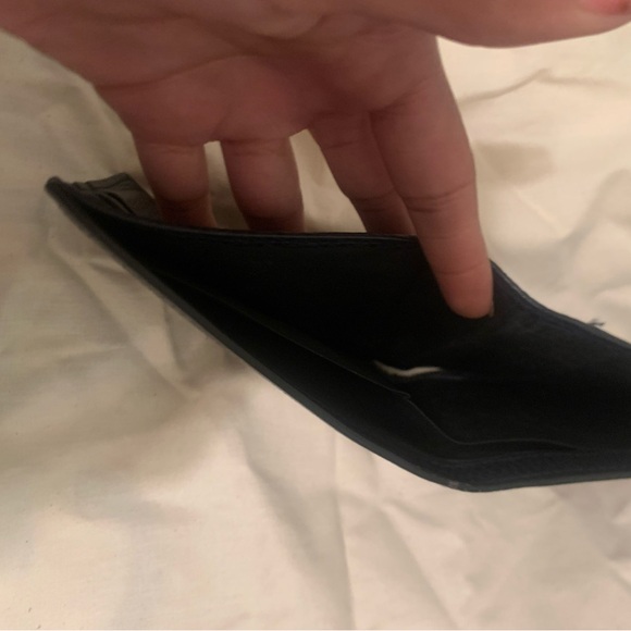 Sleek Gucci NavyLeather Bifold Wallet